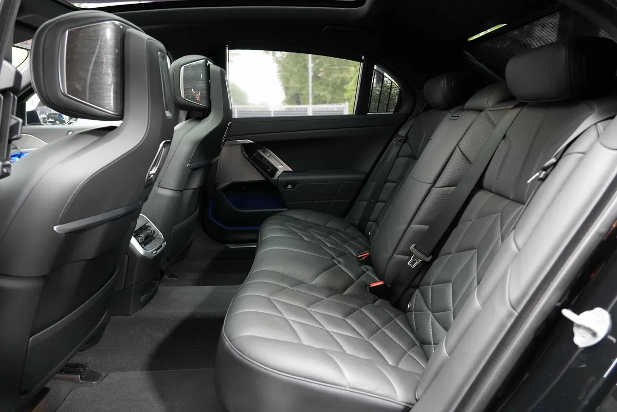 BMW 740 d xDrive M Sport - Image 14