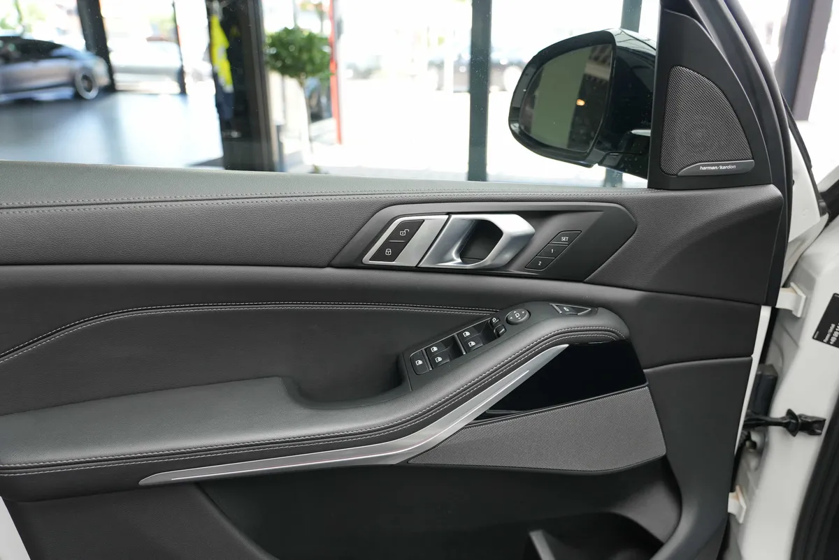 BMW X5 M50i - Image 10